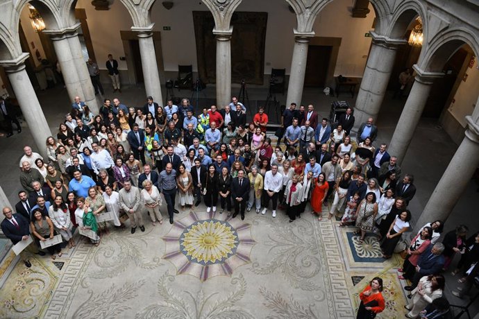 Foto de familia del ministro de Asuntos Exteriores, Unión Europea y Cooperación en funciones, José Manuel Albares, junto al personal del Equipo de Emergencias START que fue a Turquía, en el Palacio de Santa Cruz, a 7 de septiembre de 2023, en Madrid (Es