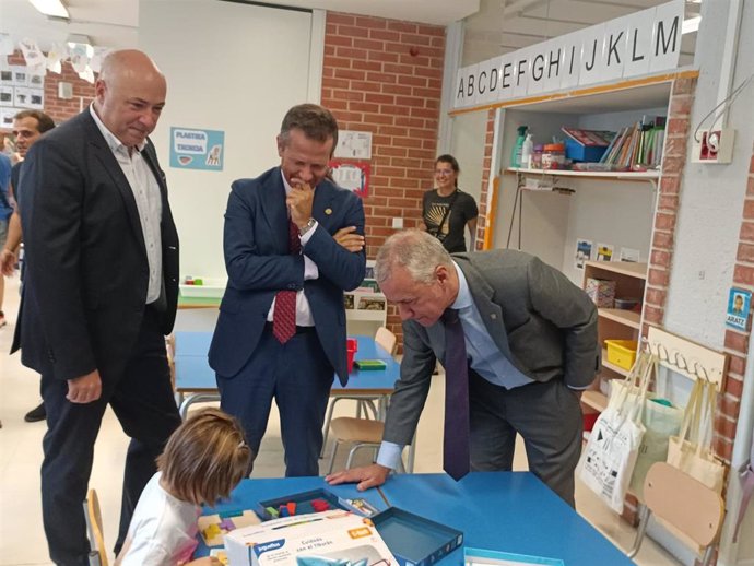 El Lehendakari, Iñigo Urkullu, junto al consejero de Educación, Jokin Bildarratz, en el Centro de Educación Infantil y Primaria Txomin Aresti de Leioa (Bizkaia), con motivo del inicio del curso 2023-2024