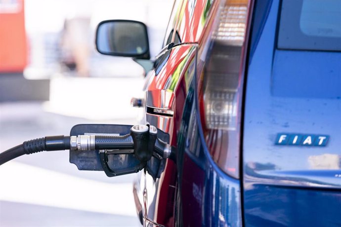 Archivo - Un hombre echa gasolina en una estación de servicio, el primer día de la primera operación salida del verano de 2022, a 1 de julio de 2022, en Madrid (España). 