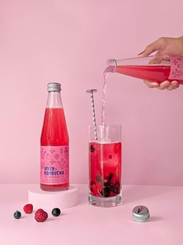 El nuevo modelo de kombucha, llamado Víver de Frutos Rojos, está realizado a base de una combinación de frutos rojos naturales sin aditivos.