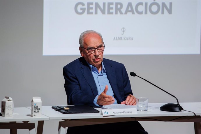 Archivo - El exvicepresidente del Gobierno Alfonso Guerra durante la presentación del libro 'Aquel PSOE. Sueños de una generación', en el Auditorio de la Fundación Francisco Giner de los Ríos, a 20 de junio de 2023, en Madrid (España). 