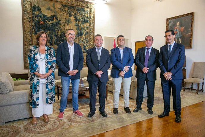 El Presidente De Castilla-La Mancha, Emiliano García-Page, Se Ha Reunido, En El Palacio De Fuensalida, Con Los Representantes De Los Agentes Sociales De La Comunidad Autónoma.