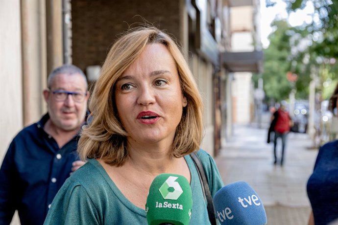 La portavoz de la CEF y ministra de Educación y FP, Pilar Alegría, atiende a medios a su llegada a la Comisión Ejecutiva Federal del PSOE, en la sede de Ferraz, a 30 de agosto de 2023, en Madrid (España). El presidente del PP, Alberto Núñez Feijóo, ha o