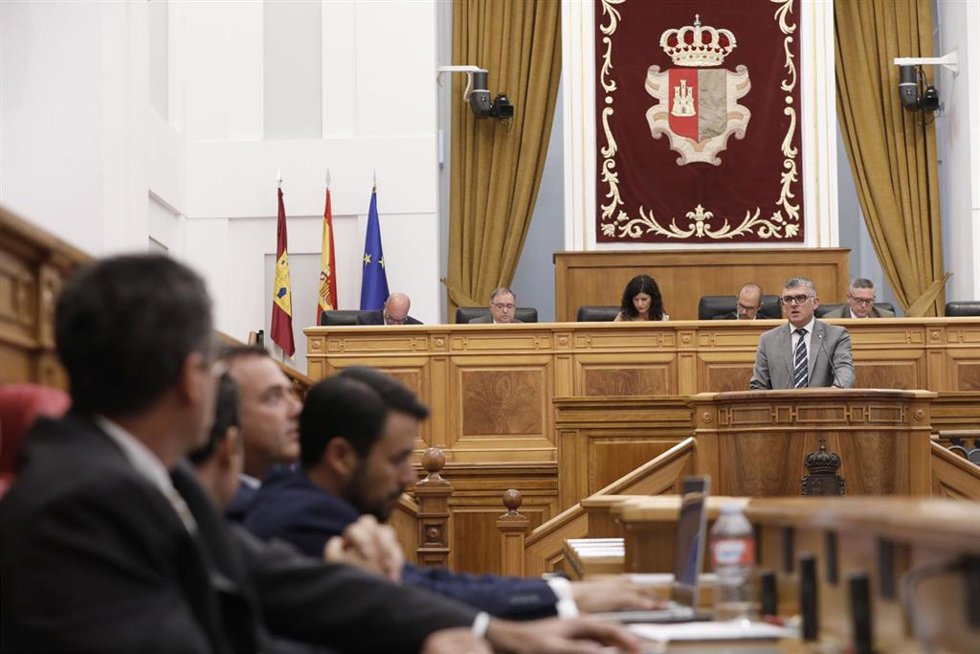 El diputado del PSOE, Ángel Tomás Godoy, en el pleno, frente a los parlamentarios de Vox.