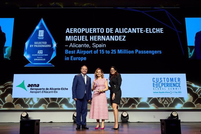 La directora del Aeropuerto de Alicante-Elche Miguel Hernández, Laura Navarro, recibe el premio al "Mejor Aeropuerto de Europa" que concede el Consejo Internacional de Aeropuertos (ACI).