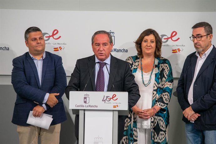 El presidente de Cecam, Ángel Nicolás, junto al secretario general de CCOO en Castilla-La Mancha, Paco De la Rosa; el secretario general de UGT Castilla-La Mancha, Luis Manuel Monforte., y la consejera de Economía, Empresas y Empleo, Patricia Franco.