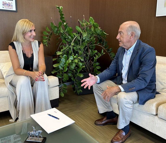 La consellera de Medi ambient, Aigua, Infraestructures i Territori, Salomé Pradas, i el director gerent de FGV, Alfonso Novo