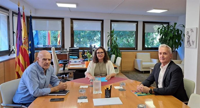 La consellera de Salud, Manuel García, se reúne con el presidente de la Fundación Adema, Diego González