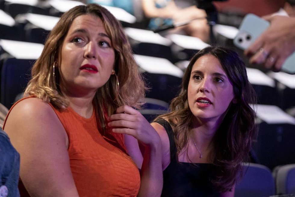 Archivo - La Secretaria de Estado de Igualdad y contra la Violencia de Género, Angela Rodríguez Pam y la ministra de Igualdad, Irene Montero, durante la gala de los Premios Triángulo 2023, en los Teatros Luchana, a 19 de junio de 2023, en Madrid (España