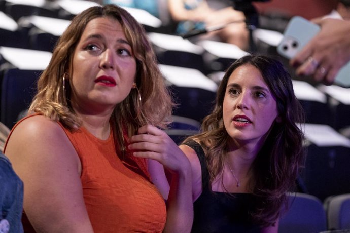 Archivo - La Secretaria de Estado de Igualdad y contra la Violencia de Género, Angela Rodríguez Pam y la ministra de Igualdad, Irene Montero, durante la gala de los Premios Triángulo 2023, en los Teatros Luchana, a 19 de junio de 2023, en Madrid (España