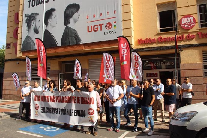 Concentración de UGT por los últimos fallecidos por accidente laboral en La RIoja