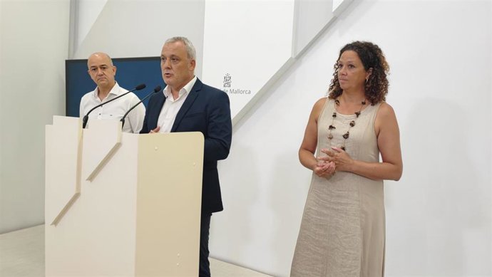El portavoz de MÉS per Mallorca en el Consell Insular, Jaume Alzamora; la portavoz del PSIB, Catalina Cladera; y el portavoz de El PI, Antoni Salas.