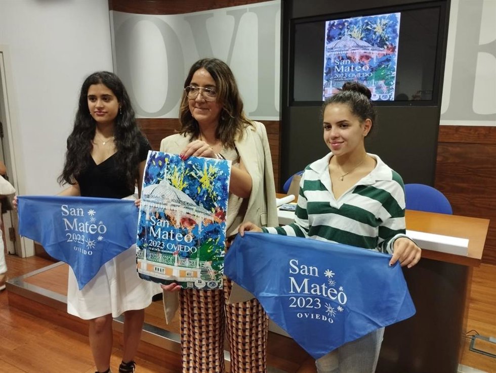 La concejal Covadonga Díaz acompañada de las reínas de San Mateo.