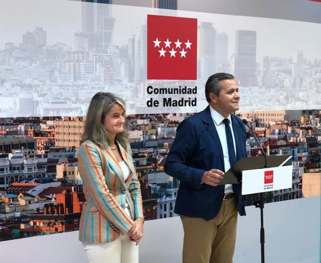 El consejero de Vivienda, Transportes e Infraestructuras, Jorge Rodrigo, visita la Oficina Plan Alquila