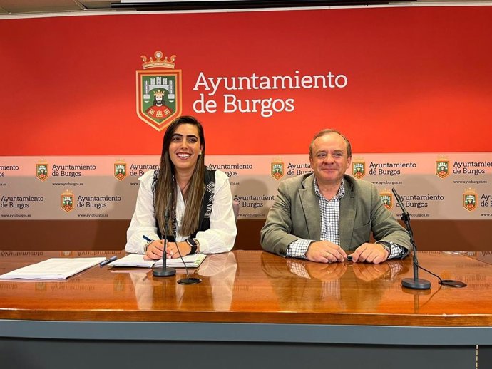 La portavoz del equipo de Gobierno, Andrea Ballesteros, y el vicealcalde, Fernando Martínez-Acitores, en la rueda de prensa posterior a la Junta de Gobierno Local