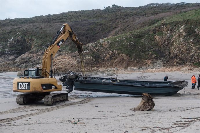 Archivo - Una grúa retira la planeadora varada en una playa de Muxía, a 24 de marzo de 2023, en Muxía, A Coruña, Galicia (España).