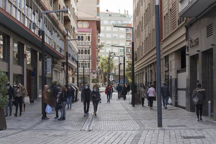 Archivo - Transeúntes caminan por la calle en Logroño.