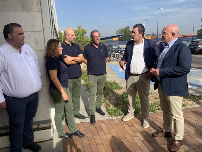 El alcalde de Valladolid, Jesús Julio Carnero (dcha), junto al concejal de Tráfico y Movilidad, Alberto Gutiérrez Alberca, junto a trabajadores de Auvasa.