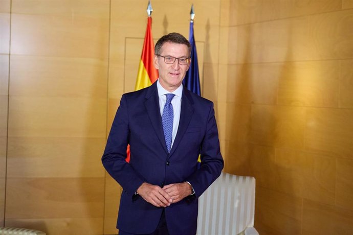 El presidente del PP, Alberto Núñez Feijóo, espera al presidente del Gobierno en funciones y líder del PSOE para su reunión en el Congreso de los Diputados, a 30 de agosto de 2023, en Madrid (España). 