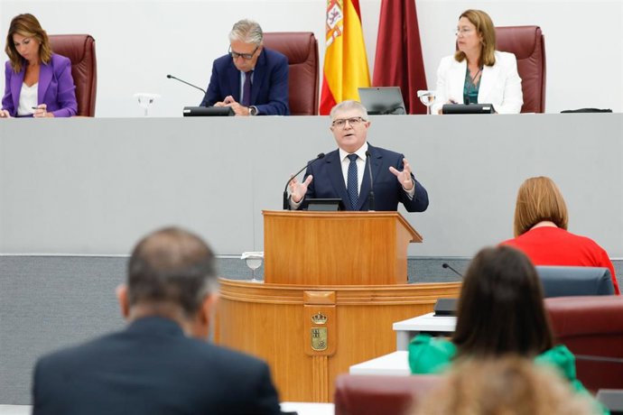 El portavoz del Grupo Parlamentario Socialista, José Vélez,  en la segunda sesión del debate de investidura del Presidente de la Comunidad Autónoma de la Región de Murcia
