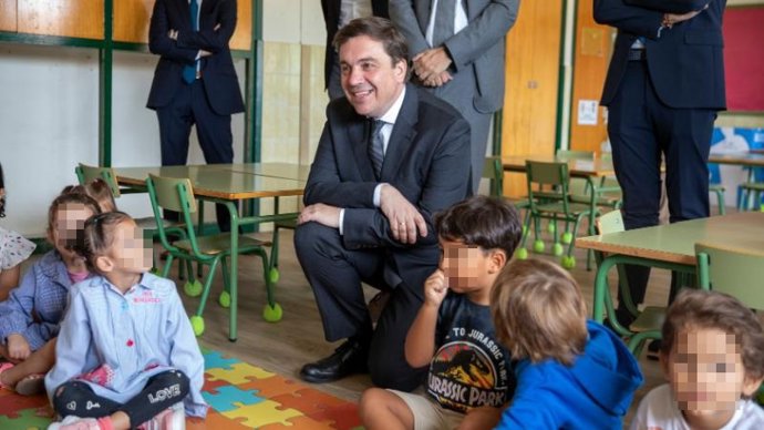 El consejero de Educación y Empleo, Alberto Galiana, ha visitado el CEIP San Pío X de Logroño con motivo del inicio del curso escolar
