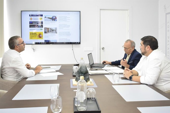 El alcalde de Los Palacios, Juan Manuel Valle, a la izquierda de la imagen.