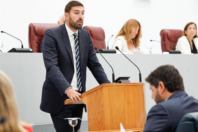 El portavoz del Grupo Parlamentario VOX, José Ángel Antelo, en la segunda sesión del debate de investidura del Presidente de la Comunidad Autónoma de la Región de Murcia