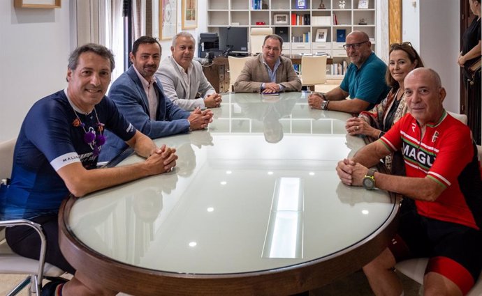 El presidente de la Diputación, David Toscano, ha recibido este jueves a los ciclistas amateur José Luis García y Ricardo Pérez 'Ritxar'.