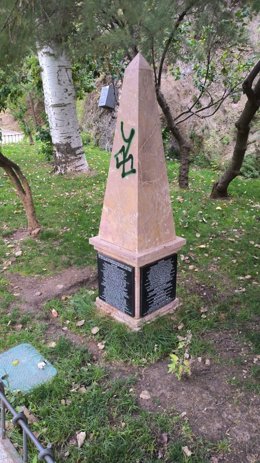 Pintadas vandálicas en el monumento dedicado a los conquenses asesinados en los campos de concentración nazis