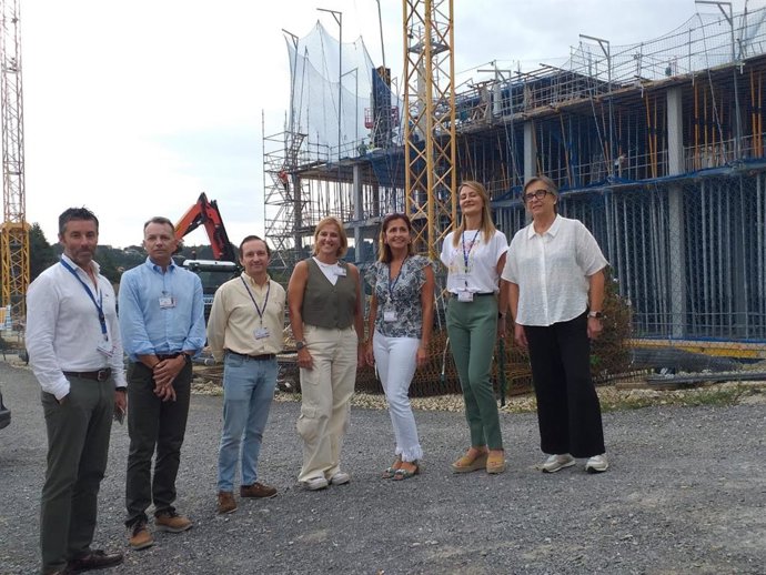 Visita de la gerente del área V sanitaria del Principado de Asturias, Yolanda López, y otros responsables sanitarios a las obras de la fase 1 de la ampliación del hospital de Cabueñes, en la que ha participado  el jefe de Obras, Roberto Porres.