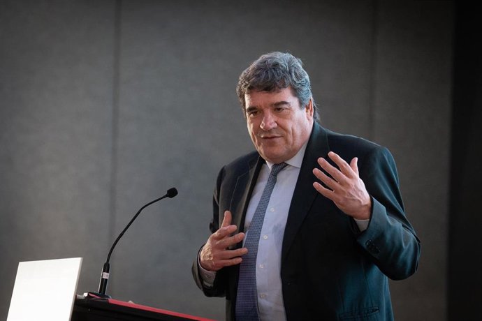 Archivo - El ministro de Inclusión, Seguridad Social y Migración, José Luis Escrivá, introduce un desayuno informativo organizado por Executive Forum España de Barcelona, a 19 de julio de 2023, en Barcelona.