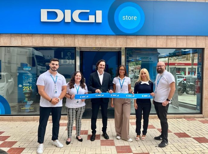 El Chief Commercial Officer de DIGI España, Ángel Álvarez, ha sido el encargado de cortar la cinta inaugural de esta nueva tiendda de DIGI ubicada en el número 55 de calle Ayala.