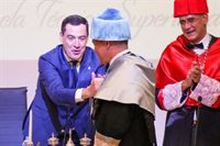 Juanma Moreno destaca a Alejandro Sanz como "impulsor de sentimientos" al ser investido doctor Honoris Causa de la UCA