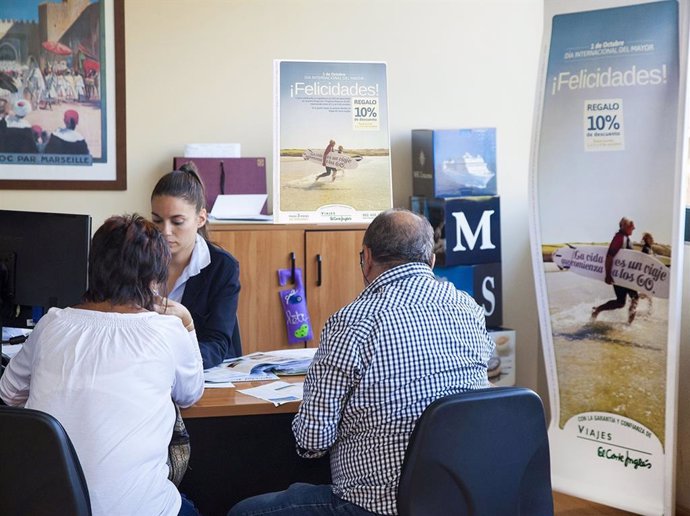 Archivo - Turistas senior en agencias de viajes.