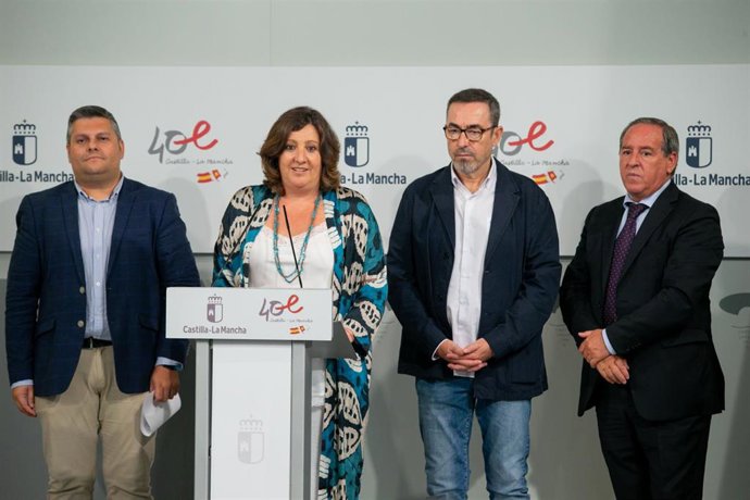 La consejera de Economía, Empresas y Empleo, Patricia Franco, en rueda de prensa con el presidente de Cecam, Ángel Nicolás, el secretario regional de CCOO, Paco De la Rosa; y el secretario de UGT Castilla-La Mancha, Luis Manuel Monforte.