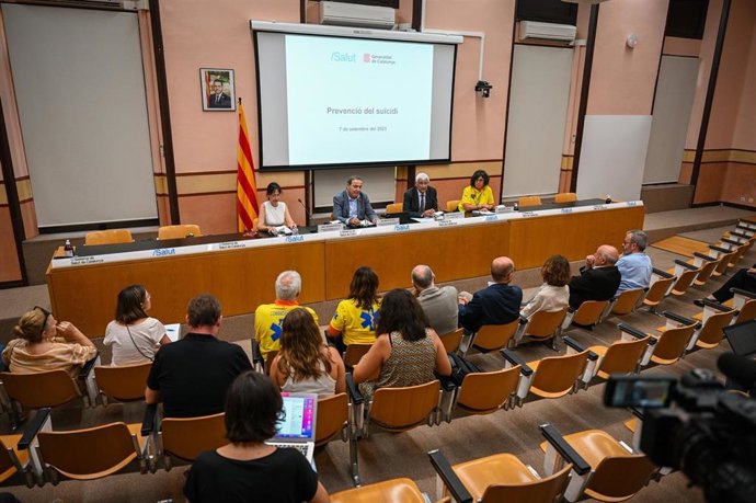 Imagen de la rueda de prensa sobre el Codi Risc Sucidi con el conseller de Salud, Manel Balcells