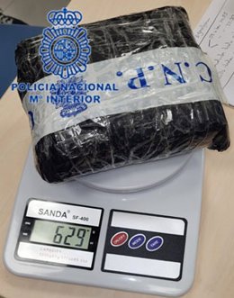 La Policía Nacional intervino al detenido un paquete con 629 gramos de cocaína, así como 515 euros en efectivo