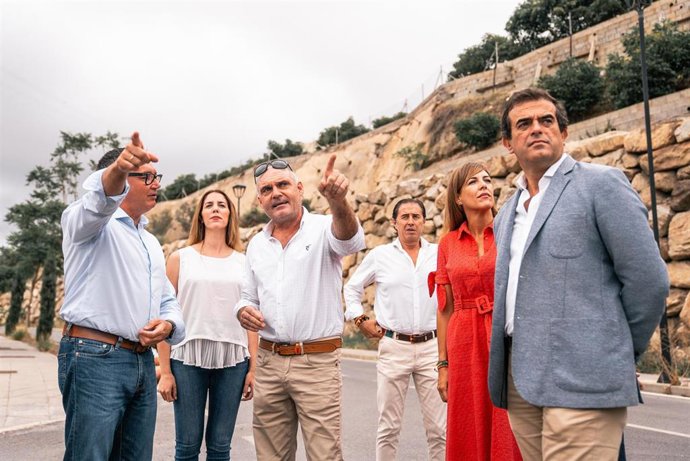 El líder de Vox, Manuel Gavira, durante su visita a la EDAR de Torrox acompañado por otros cargos de la formación política.
