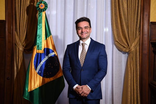 El ministro de Turismo de Brasil, Celso Sabino, posa durante una entrevista para Europa Press, en la embajada de Brasil en España.