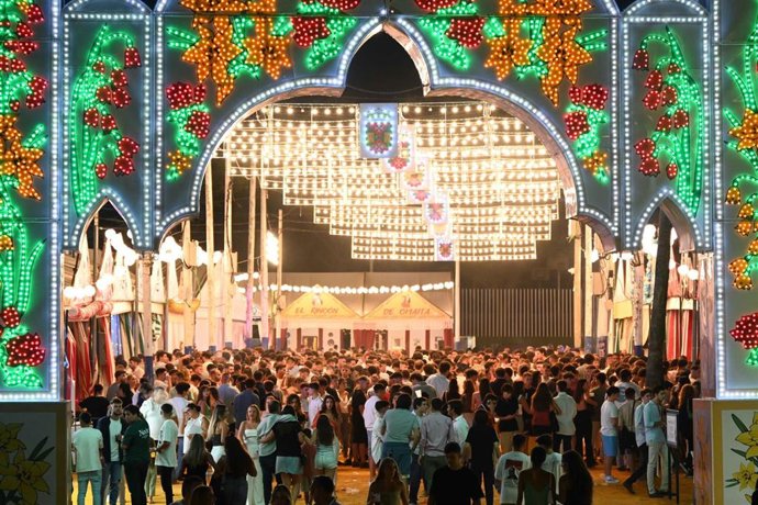 Ambiente en el recinto ferial de Tomares tras su inauguración este miércoles 6 de septiembre.