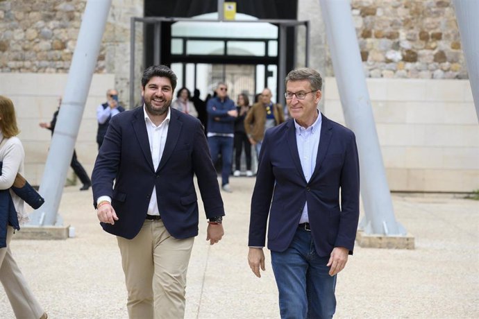 Archivo - El presidente del Partido Popular, Alberto Núñez Feijóo (d), y el presidente de la Región de Murcia, Fernando López Miras (i), a su llegada a un acto de su partido en el patio del antiguo CIM, en la Facultad de Ciencias de la Empresa de la Uni