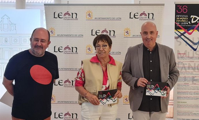 La concejala de Acción y Promoción Cultural del Ayuntamiento de León, Elena Aguado, el director del propio Festival, Miguel Fernández Llamazares y el director de la Orquesta Juventudes Musicales ULE, Juan Luis García