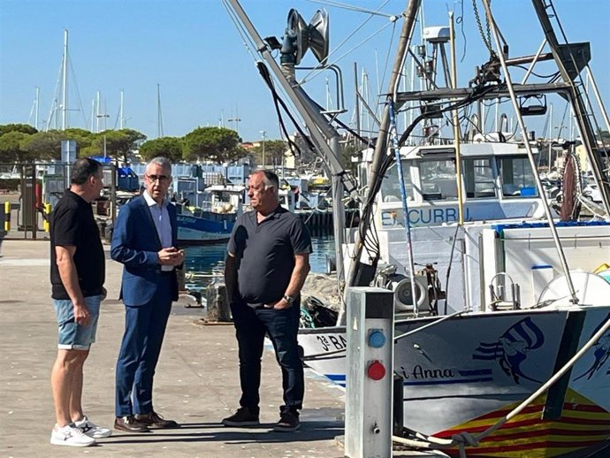 El director general de Política Marítima y Pesca Sostenible de la Generalitat, Sergi Tudela; el presidente de la Federación Nacional Catalana de Cofradías de Pescadores, Antoni Abad, y el patrón mayor de l'Escala (Barcelona), Josep Lluís Sureda
