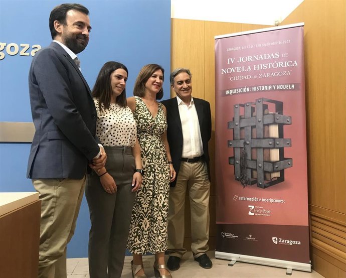 El escritor y profesor de la Universidad de Zaragoza, José Luis Corral, presenta las jornadas con la consejera municipal de Cultura, Educación y Turismo, Sara Fernández; y el gerente de la Sociedad Zaragoza Cultural, David Lozano