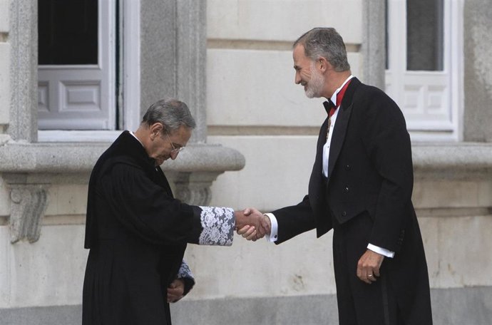 El presidente del Tribunal Supremo, Francisco Marín (i), recibe al Rey Felipe VI (d), a su llegada a la apertura del año judicial 2023/2024, en el Salón de Plenos del Supremo, a 7 de septiembre de 2023, en Madrid (España). Durante el acto, presidido por