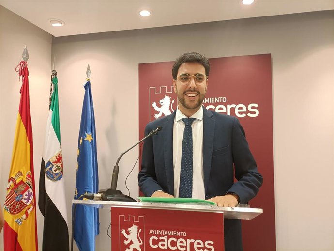El portavoz del Ayuntamiento de Cáceres, Ángel Orgaz, en una rueda de prensa tras la Junta de Gobierno local