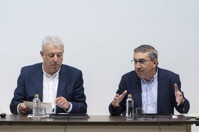 El secretario autonómico de Educación, Daniel MacEvoy (i), y  el conseller de Educación, Universidades y Empleo, José Antonio Rovira (d). 