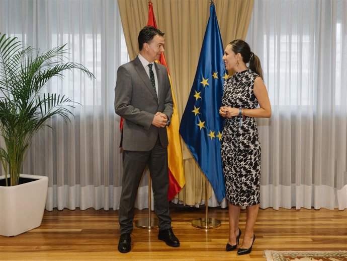 El ministro de Turismo, Industria y Comercio, Héctor Gómez, y la consejera de Turismo del Gobierno de Canarias, Jessica de León