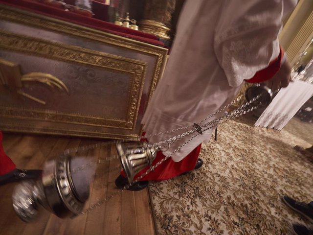 Archivo - Monaguillos balancean un botafumeiro durante la misa en honor a San Fermín durante su festividad en el que sería el segundo día de las fiestas que han sido suspendidas por la pandemia de COVID-19, en la capilla del santo, en Pamplona, Navarra (E