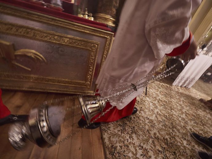 Archivo - Monaguillos balancean un botafumeiro durante la misa en honor a San Fermín durante su festividad en el que sería el segundo día de las fiestas que han sido suspendidas por la pandemia de COVID-19, en la capilla del santo, en Pamplona, Navarra 